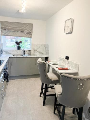 Beautiful apartment in Beckton with Private Entrance and Garden