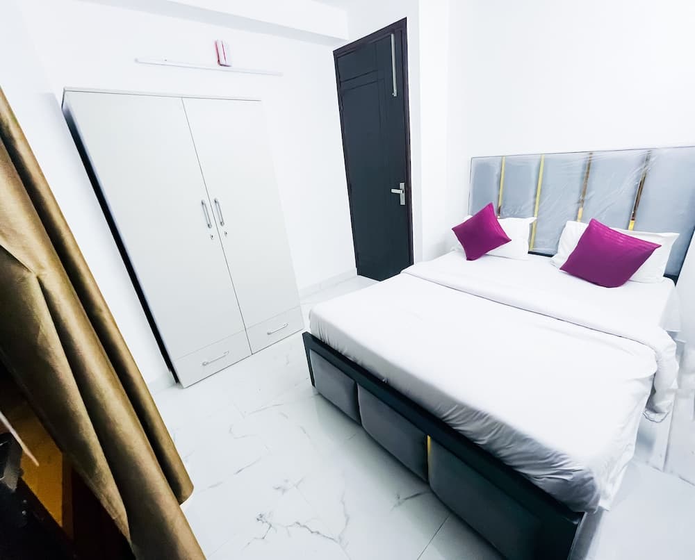 Roomshala 160 Hotel Red