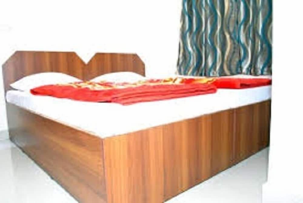 Iroomz Royal Inn