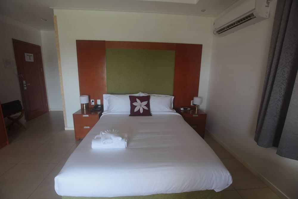 Alec s Hotel