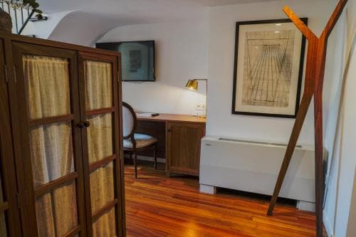 L Avenida Hotel