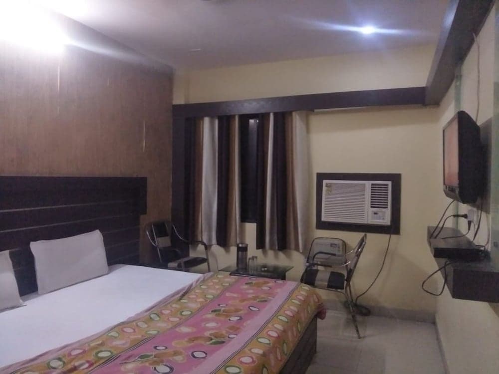 Goroomgo Samrat Charbagh Lucknow