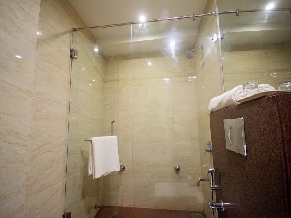 OYO 3763 Naeeka Hotel