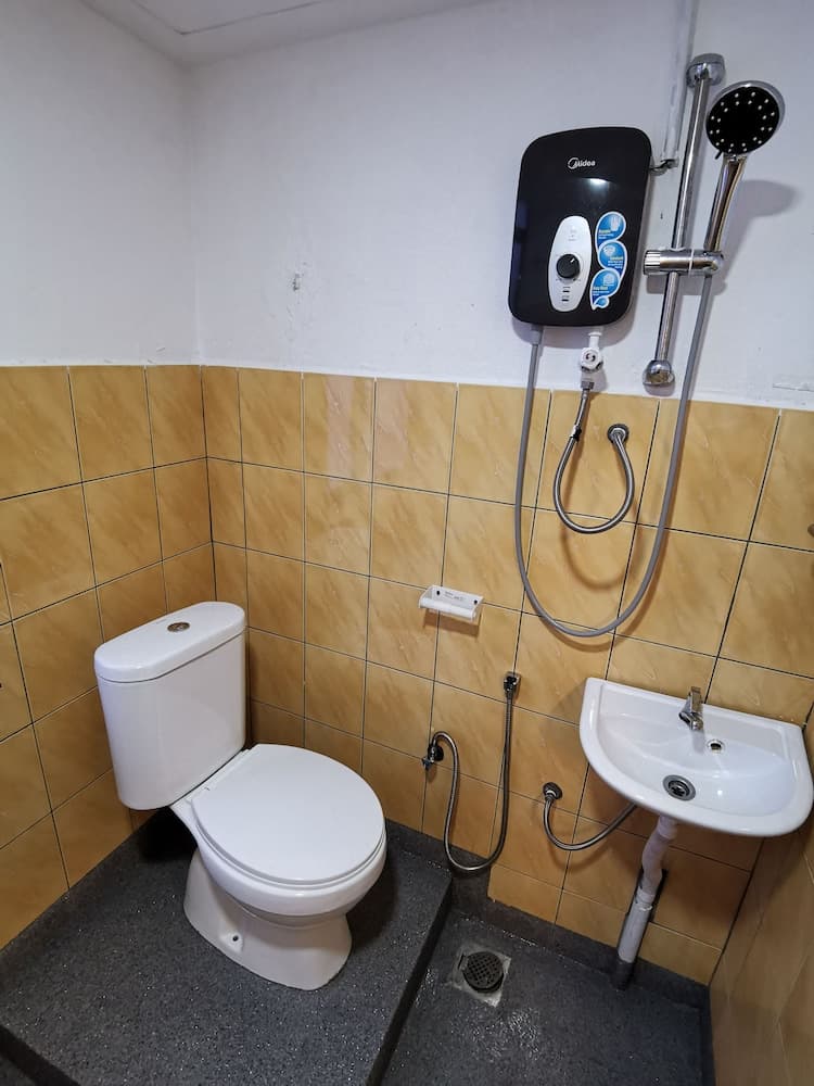 Hawk Hotel & Hostel