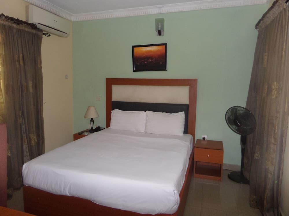Adna Hotel