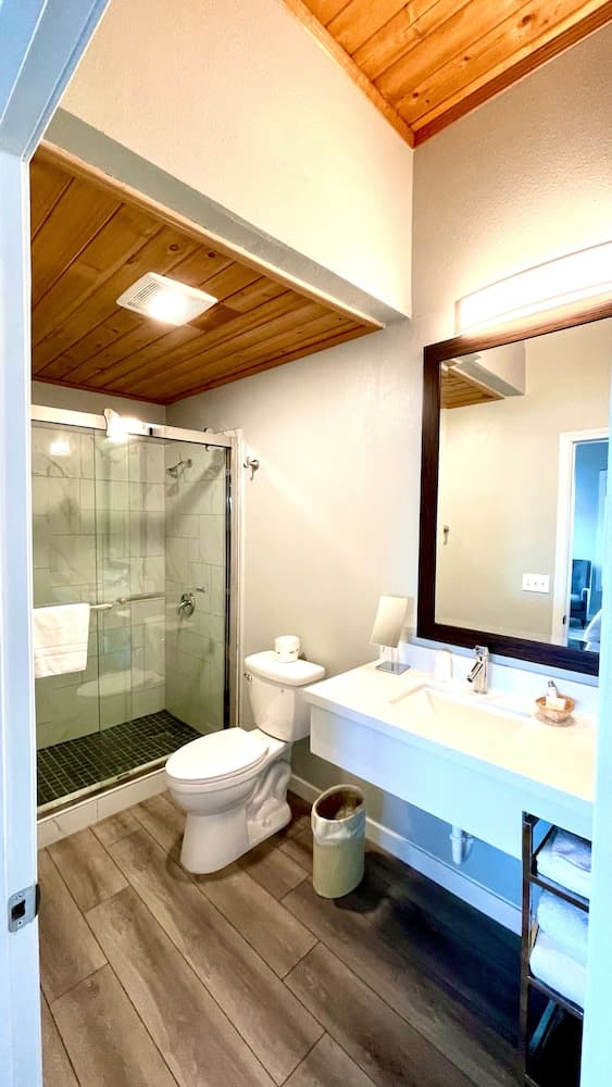 Tides Inn & Suites