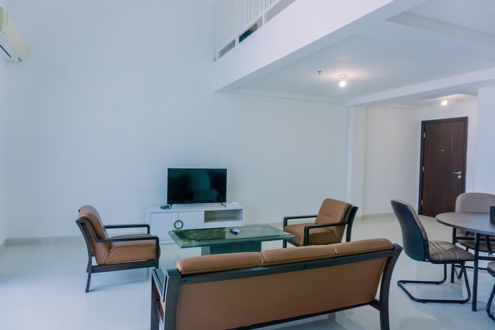Modern Look and Spacious 1BR at Neo Soho Apartment By Travelio