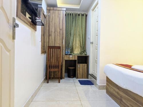 Hotel Feathers