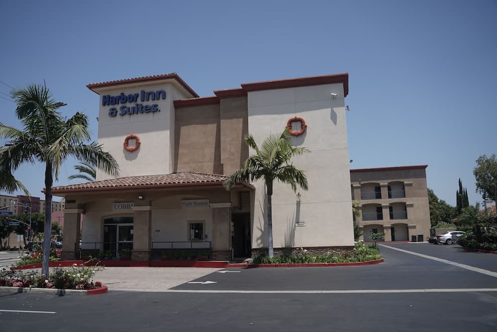 Harbor Inn & Suites