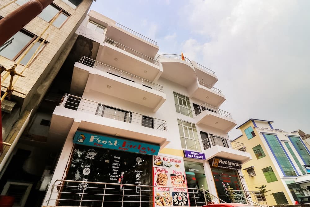 OYO 9848 Hotel Dev Palace