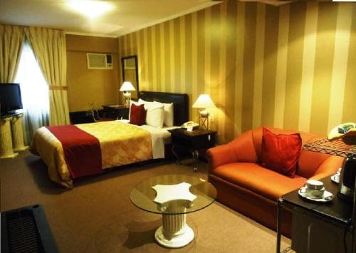 Leon De Oro Inn & Suites