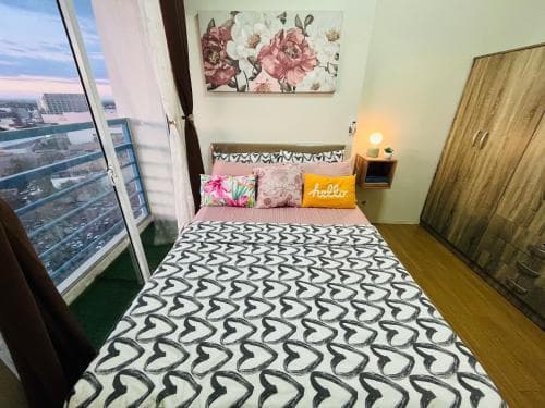 The Elevated Abode - ComfyCosy 1-br at The Loop