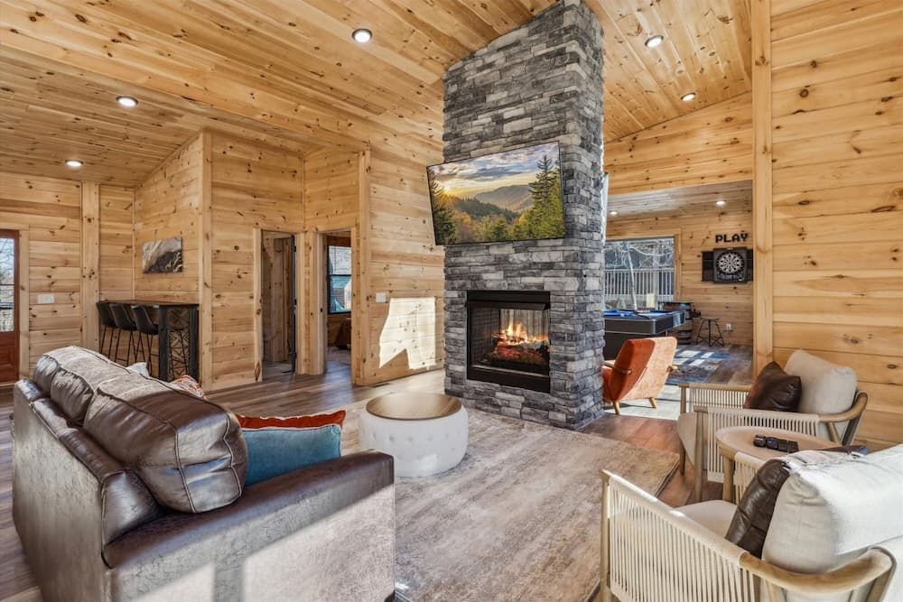 Brand New Cabin Wfire Pit, Hot Tub, Gameroom