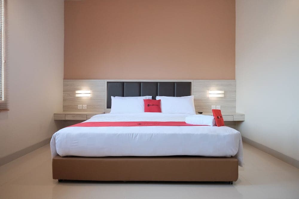 RedDoorz Plus near Ferry Terminal Batam Center