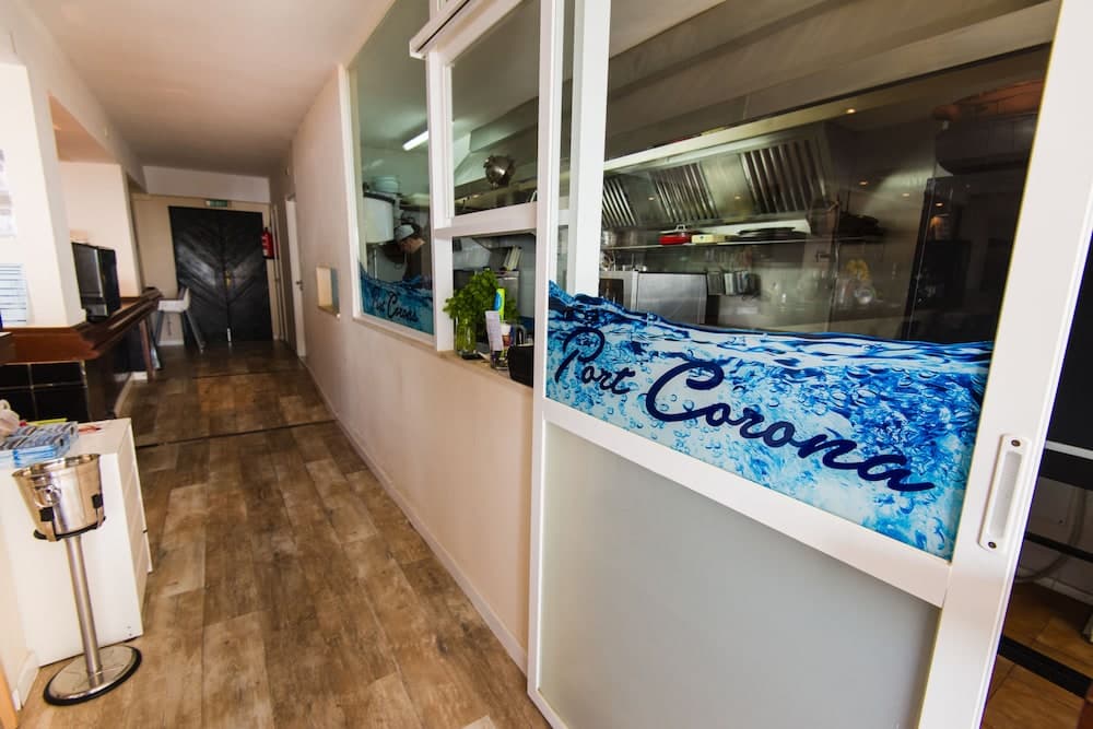 Hostal Port Corona