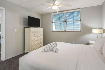 NEW Grenada Suite - Parking Pool & Pets 209