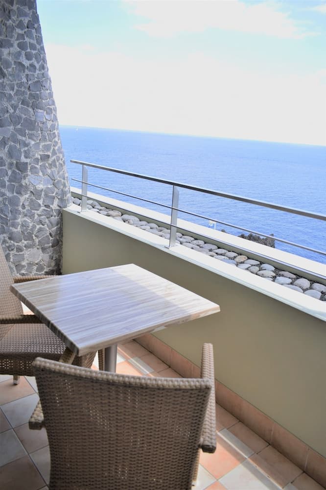 Madeira Regency Cliff