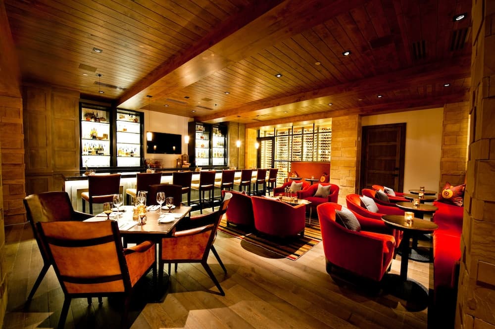 The Grand Summit Hotel in the Canyons Village - Walk to Ski Lift - Pool, Gym, Spa, More!