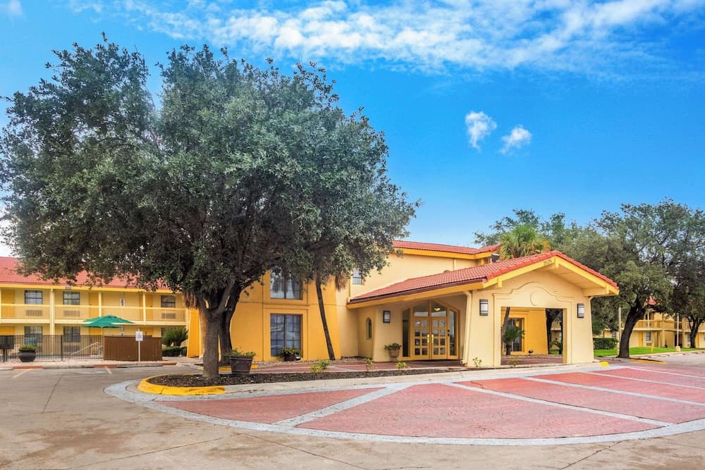 Super 8 by Wyndham Eagle Pass