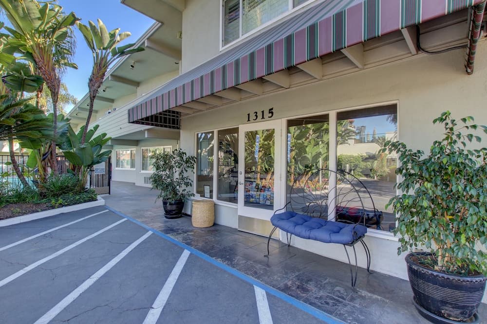 La Avenida Inn