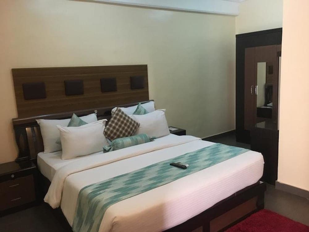 Cynergy Suites Royale