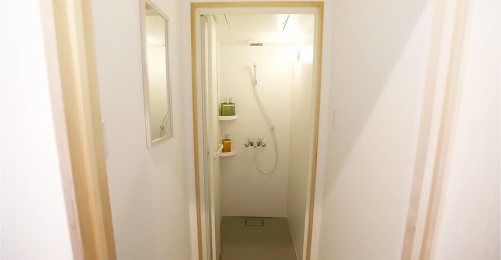 BOND - Hostel