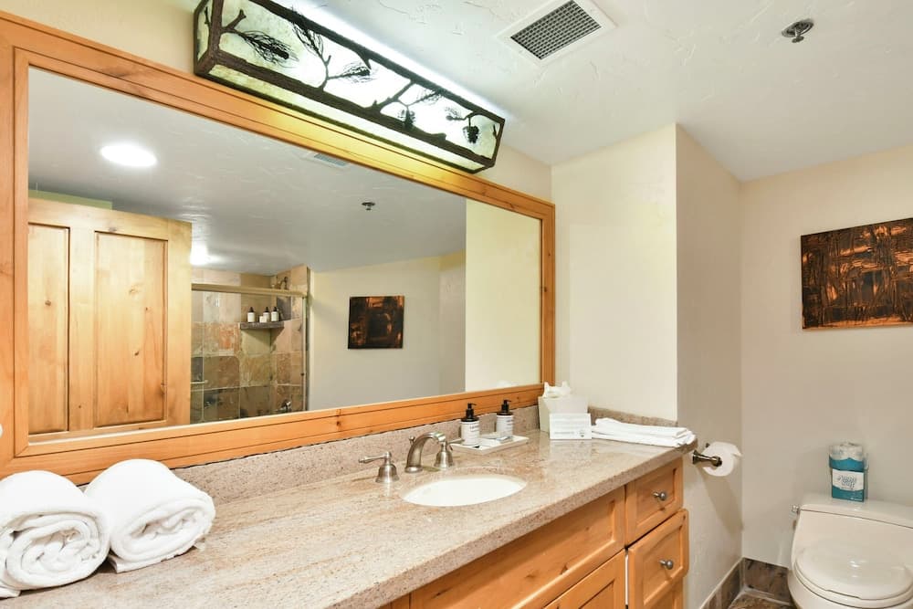 The Grand Summit Hotel in the Canyons Village - Walk to Ski Lift - Pool, Gym, Spa, More!