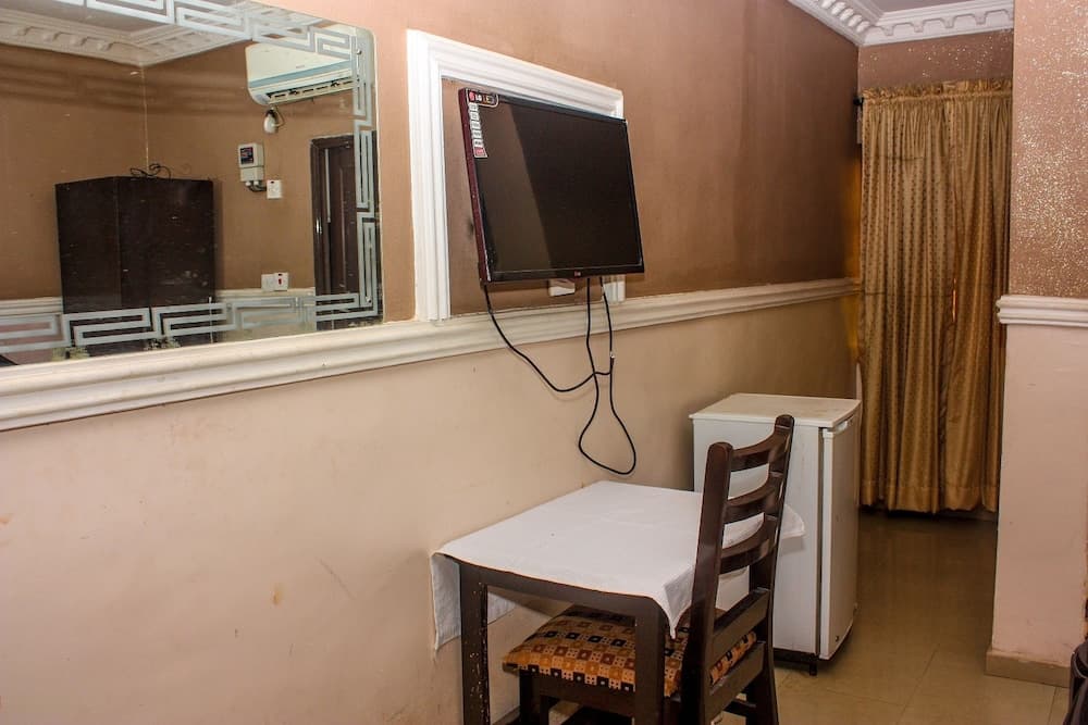 Oakland Suites