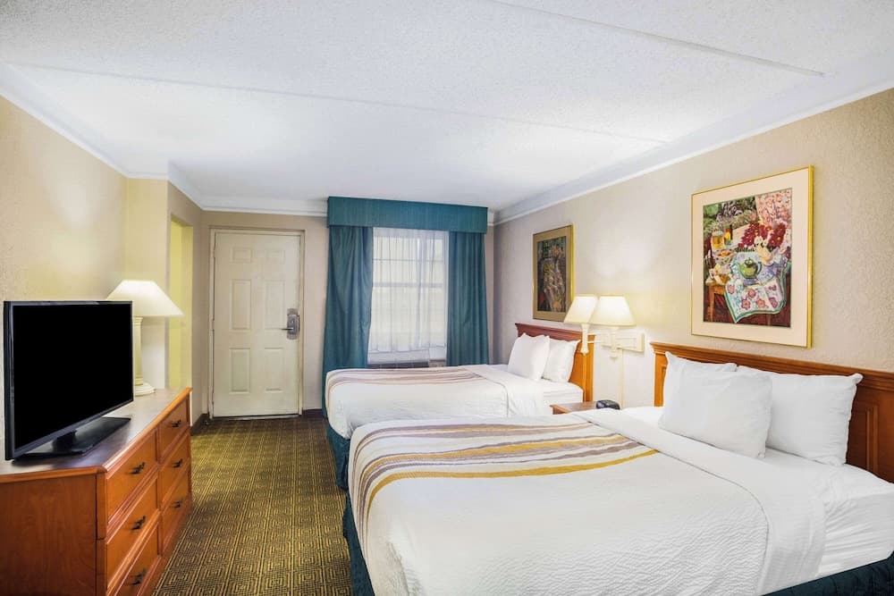 Super 8 by Wyndham Eagle Pass