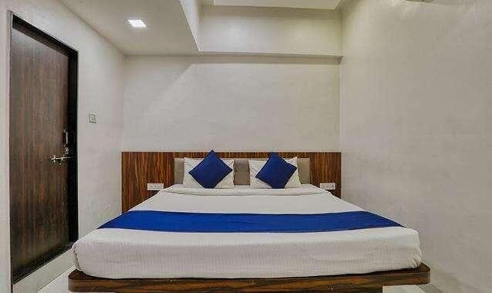 Fabhotel Ten Eleven