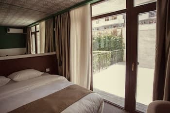 Crowns Hotel