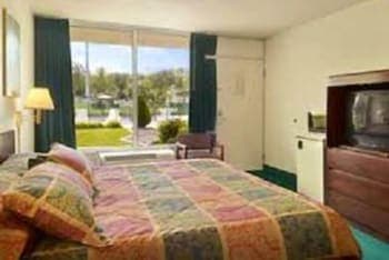 Macomb Inn