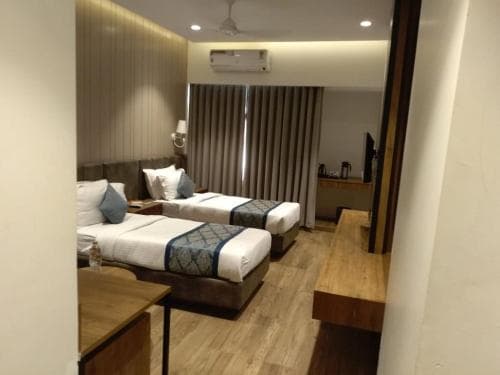 FabHotel Pinnacle Grand