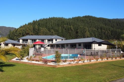 Linkwater Motel and Backpackers