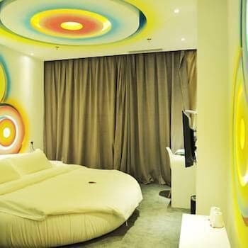 Dinggeman Space Theme Hotel