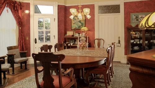 C'est la Vie Inn