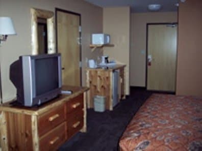 Pine Peaks Lodge and Suites