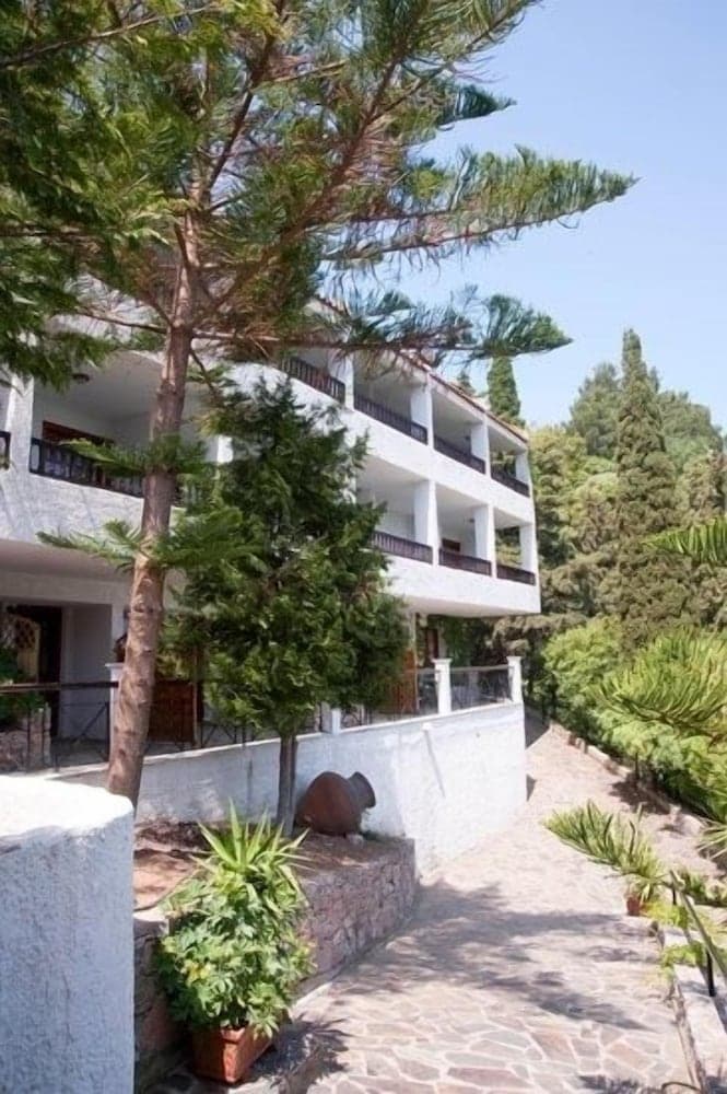 Daphne Hotel