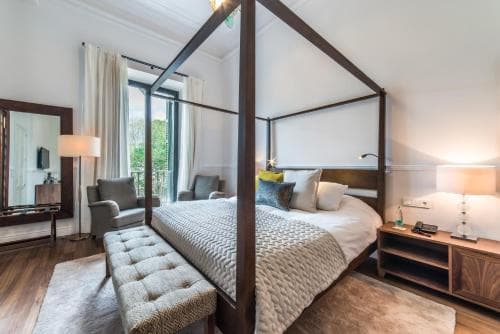 L Avenida Hotel