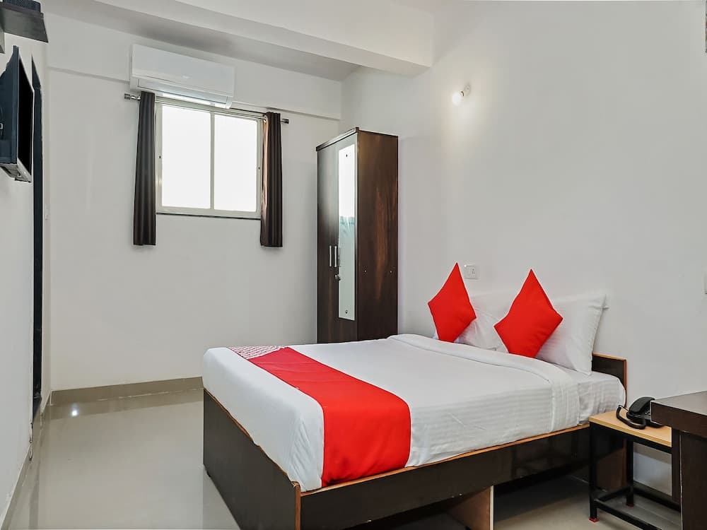OYO Flagship 23990 Manjari