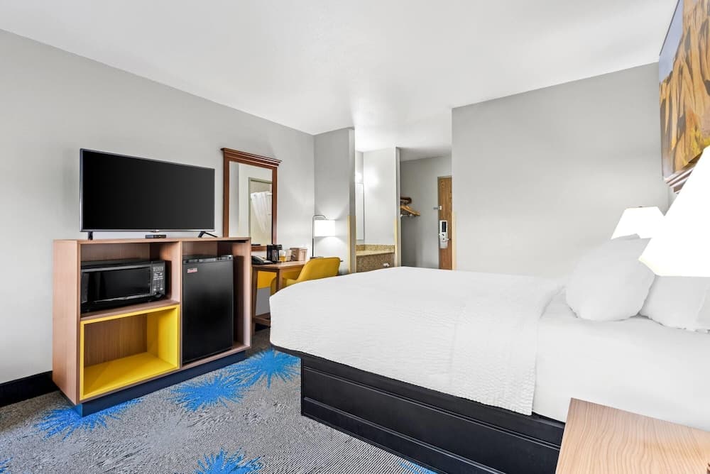 Days Inn by Wyndham Mitchell SD