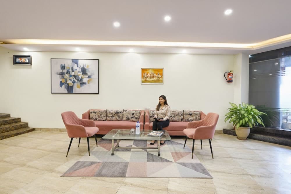 Fabhotel Lazeeno