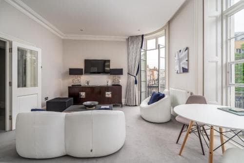 Stunning 1Bd with Castle View