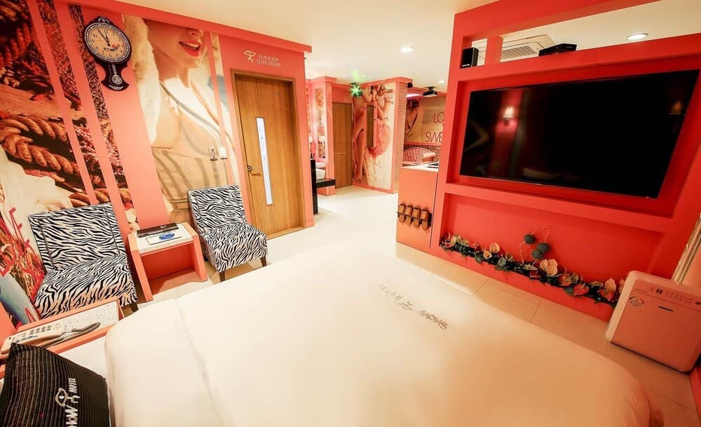 Show Hotel