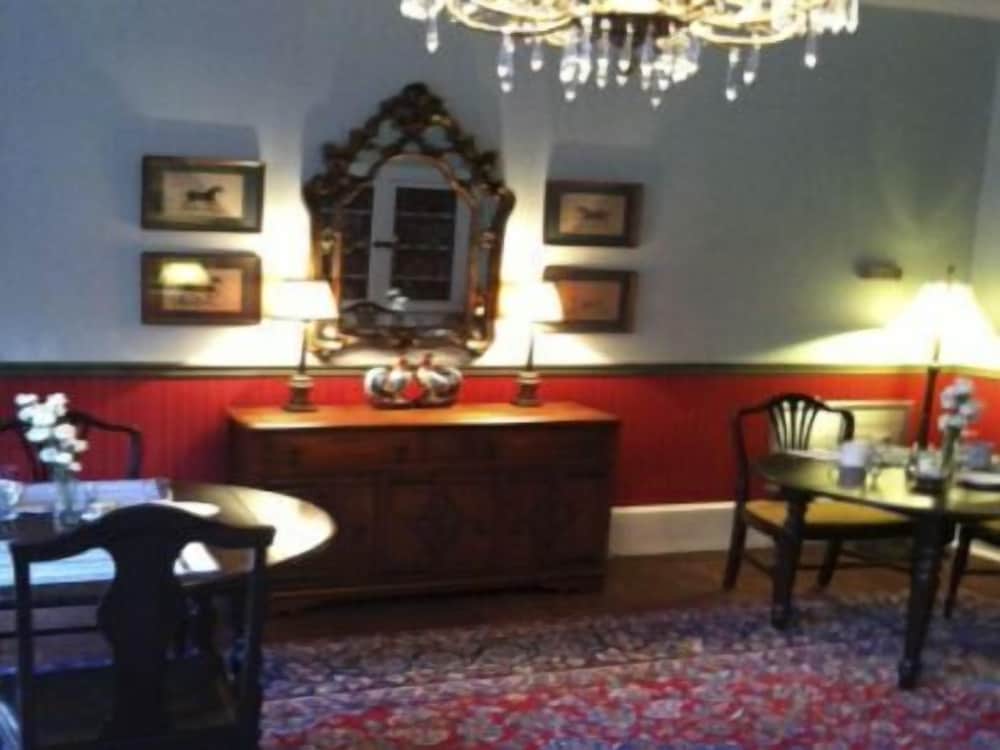 Oak Manor Inn