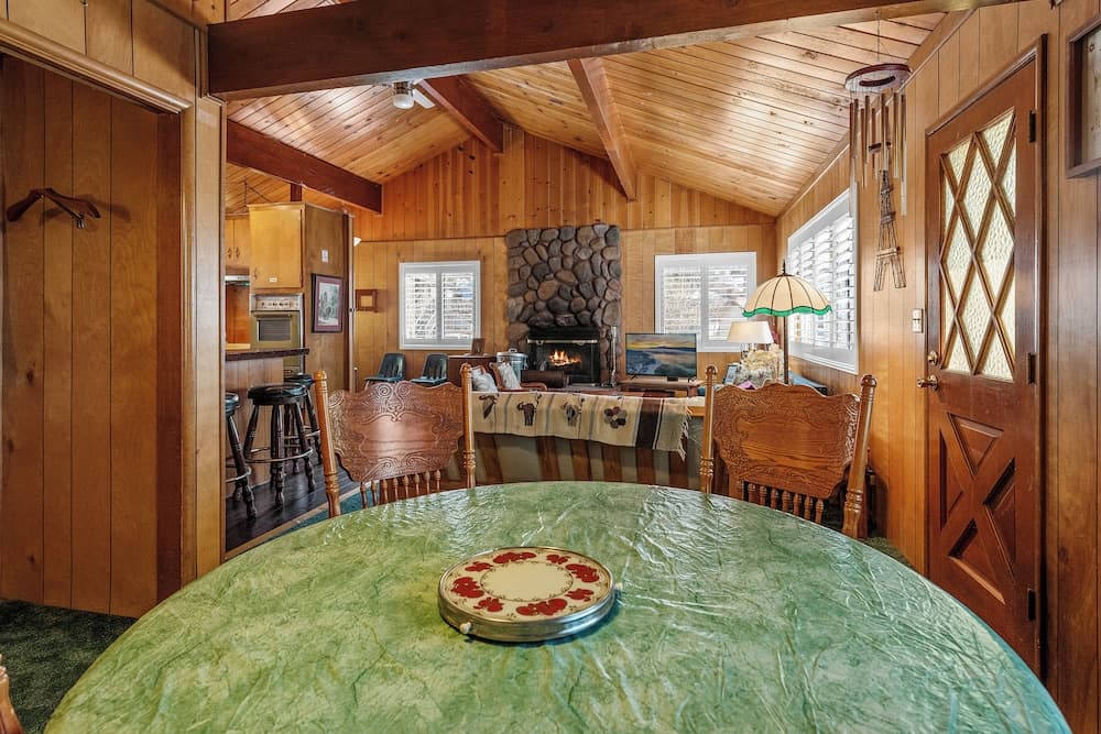 Snowridge - Charming classic cabin with a wood burning fireplace and WiFI!