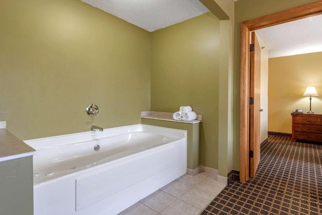 Quality Inn & Suites Warren