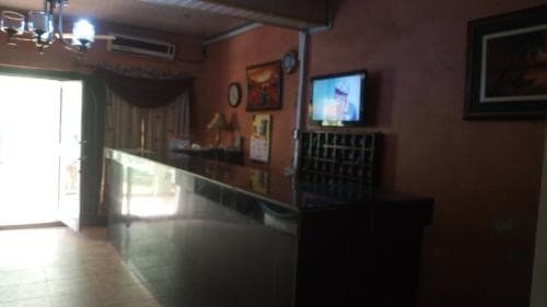 Cliff Hotel & Lounge