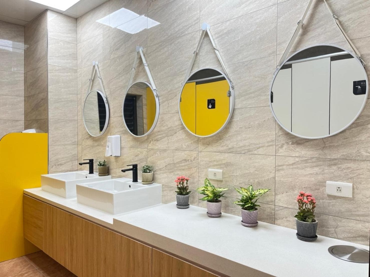 Nuitee hotel image