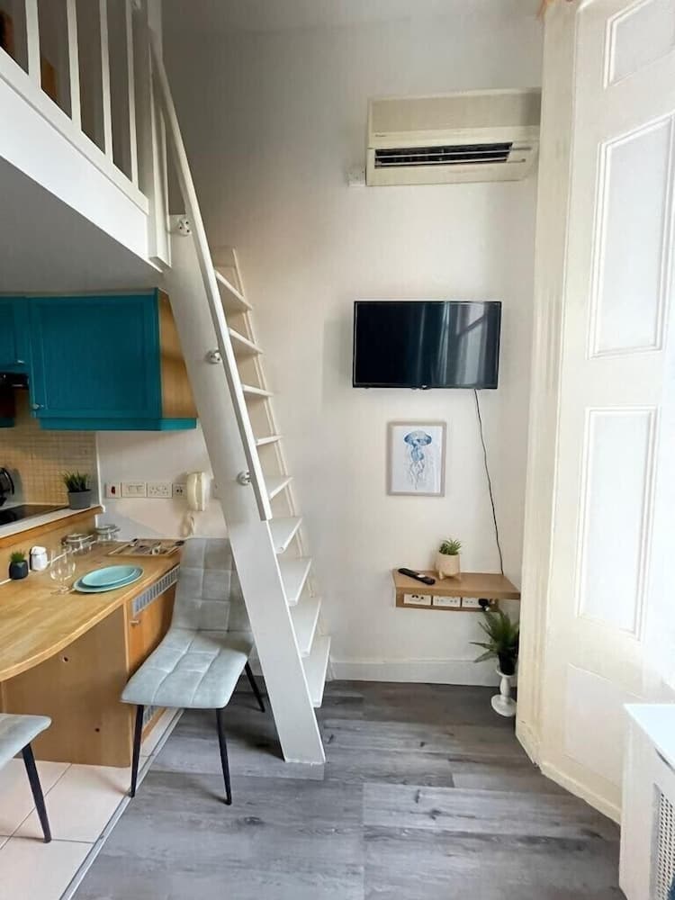 Portobello Road Artistic Studios 'BUDGET'